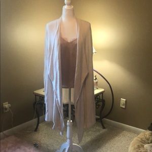 Cream colored long-sleeve women’s kimono😍💃